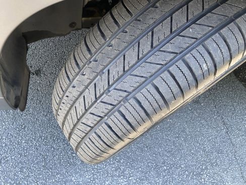 Used 2019 Jeep Cherokee Latitude Plus FWD image 12
