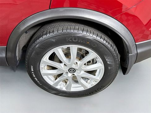 Certified 2022 Nissan Rogue Sport SV image 34