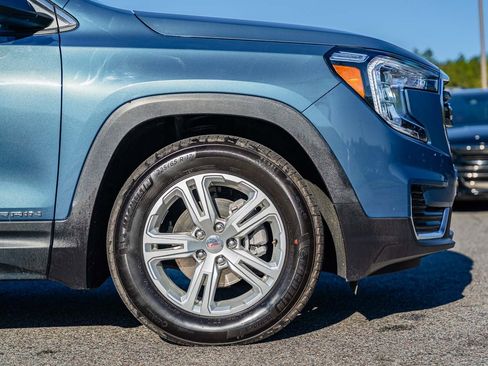 Used 2024 GMC Terrain SLE w/ Driver Convenience Package image 10