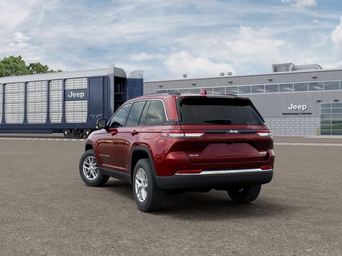 New 2026 Jeep Grand Cherokee Laredo image 3