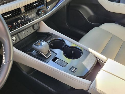 Used 2023 Nissan Rogue SL w/ SL Premium Package image 31