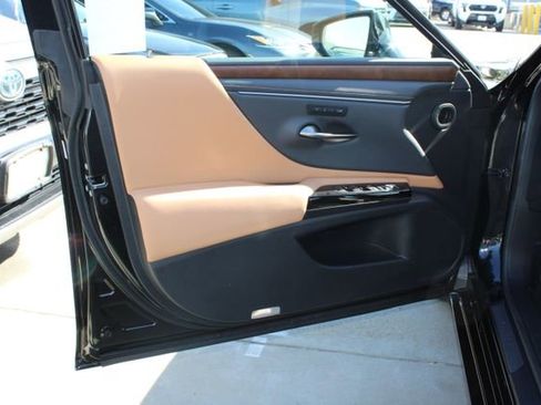 Certified 2025 Lexus ES 300h w/ Premium Package image 11