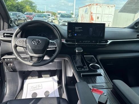 Certified 2025 Toyota Sienna XLE Woodland Edition AWD/4WD image 8