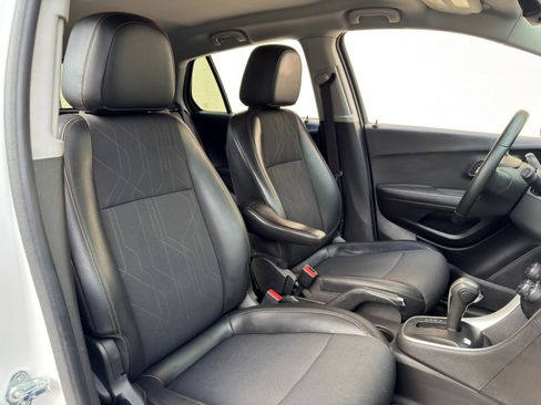Used 2019 Chevrolet Trax LT w/ LT Convenience Package FWD image 32