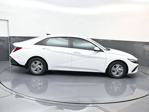 Certified 2026 Hyundai Elantra SE FWD image 3
