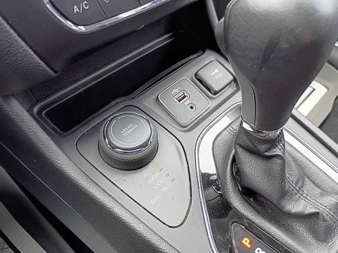 Used 2021 Jeep Cherokee Limited AWD/4WD image 16