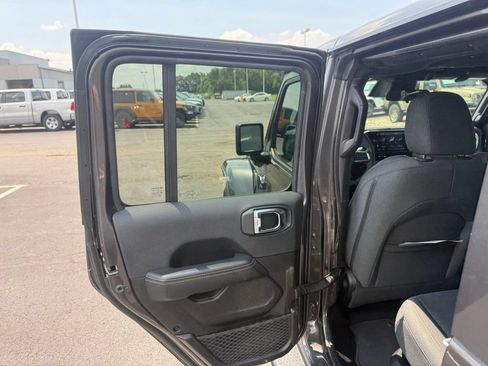 Used 2025 Jeep Wrangler Unlimited Sahara AWD/4WD image 40