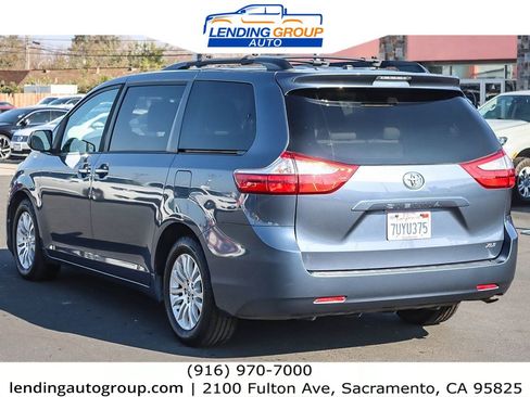 Used 2017 Toyota Sienna XLE image 2