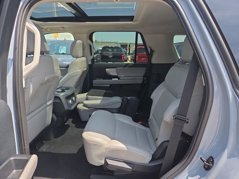 Used 2025 Ford Expedition Active AWD/4WD image 18