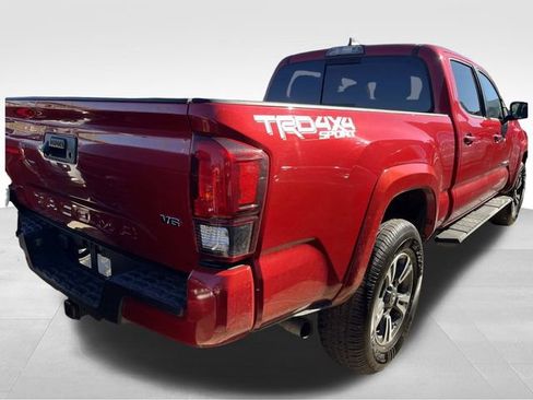 Used 2018 Toyota Tacoma TRD Sport image 5