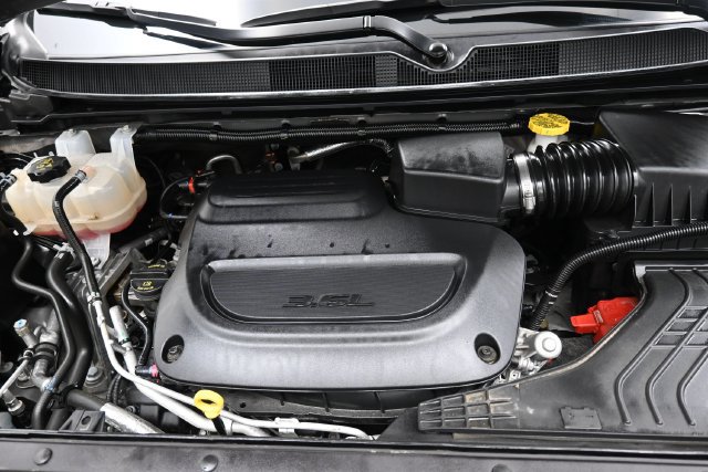 Used 2025 Chrysler Pacifica Limited FWD image 33