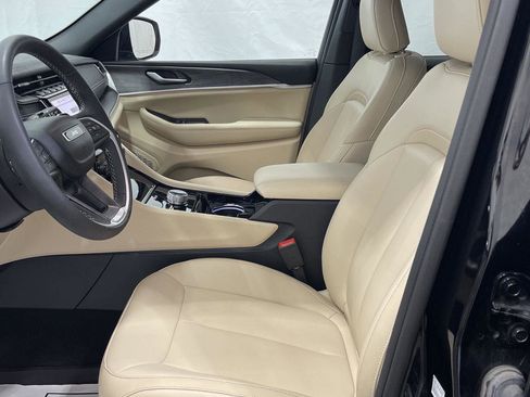 Used 2023 Jeep Grand Cherokee Limited w/ Black Appearance Package image 3