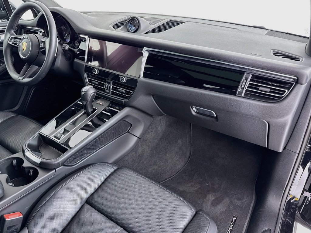 Certified 2025 Porsche Macan AWD/4WD image 31