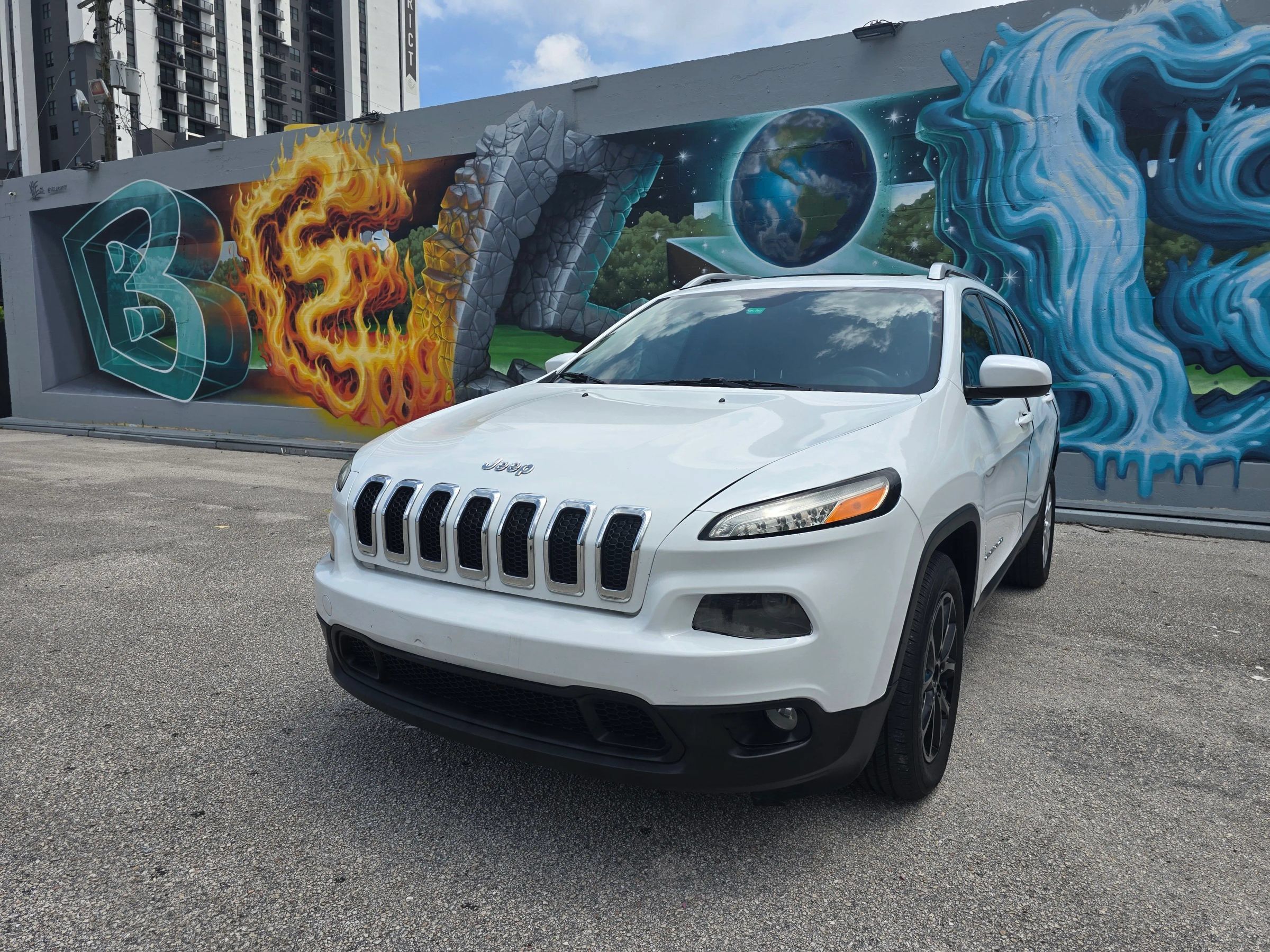 Used 2014 Jeep Cherokee Latitude w/ Comfort/Convenience Group FWD image 2
