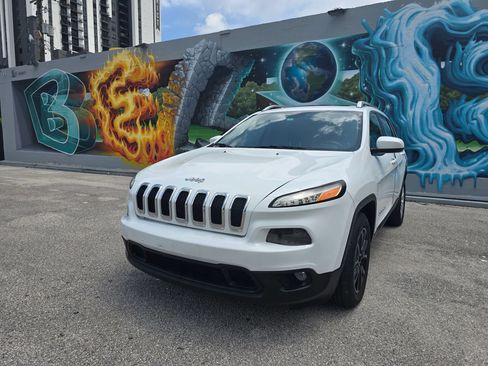 Used 2014 Jeep Cherokee Latitude w/ Comfort/Convenience Group FWD image 2