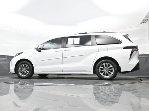Used 2023 Toyota Sienna LE image 28
