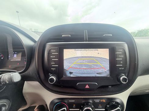 Used 2020 Kia Soul LX FWD image 16