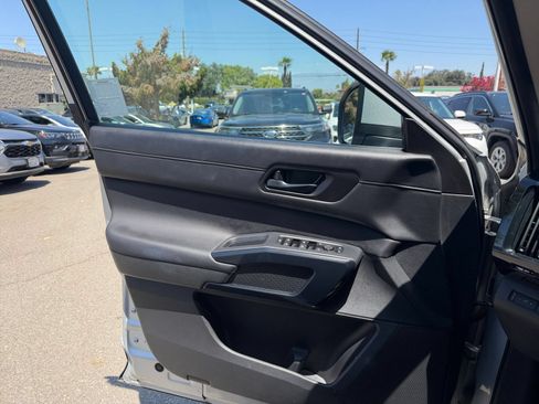 Used 2025 Nissan Pathfinder SV FWD image 15