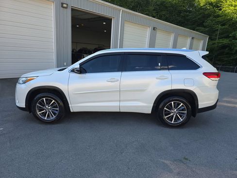 Used 2018 Toyota Highlander XLE w/ Protection Package #3 AWD/4WD image 2