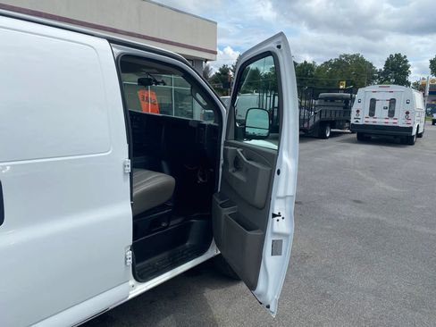 Used 2018 Chevrolet Express 2500 Extended RWD image 16