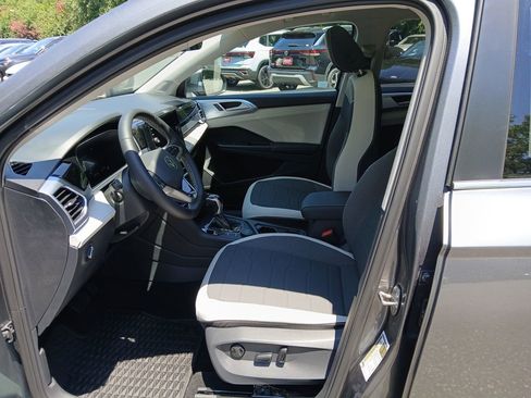 New 2025 Volkswagen Taos SE image 9