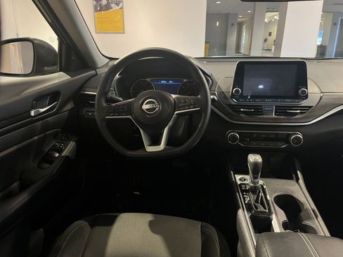 Used 2025 Nissan Altima 2.5 SV image 34