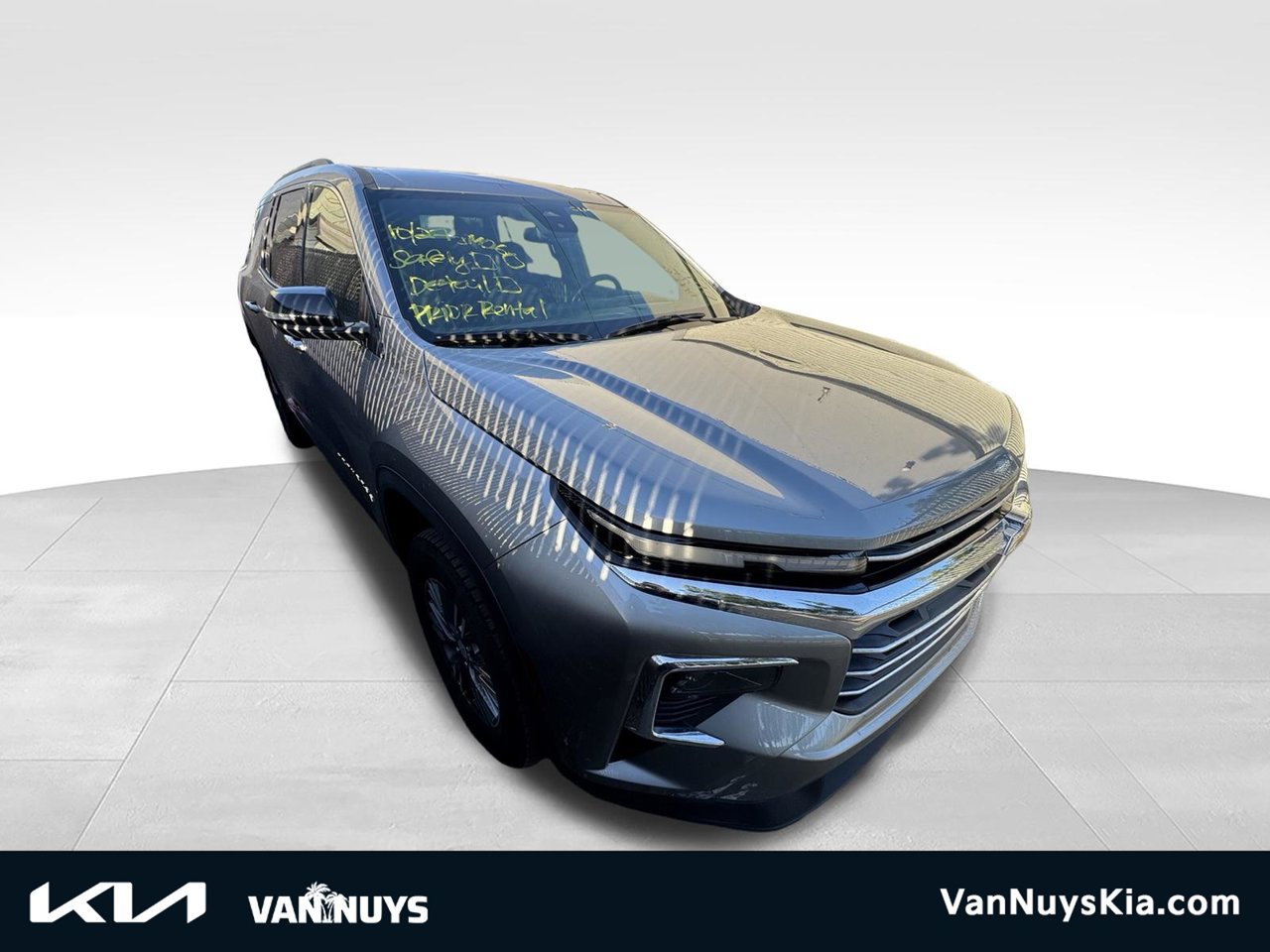 Used 2025 Chevrolet Traverse LT AWD/4WD image 1