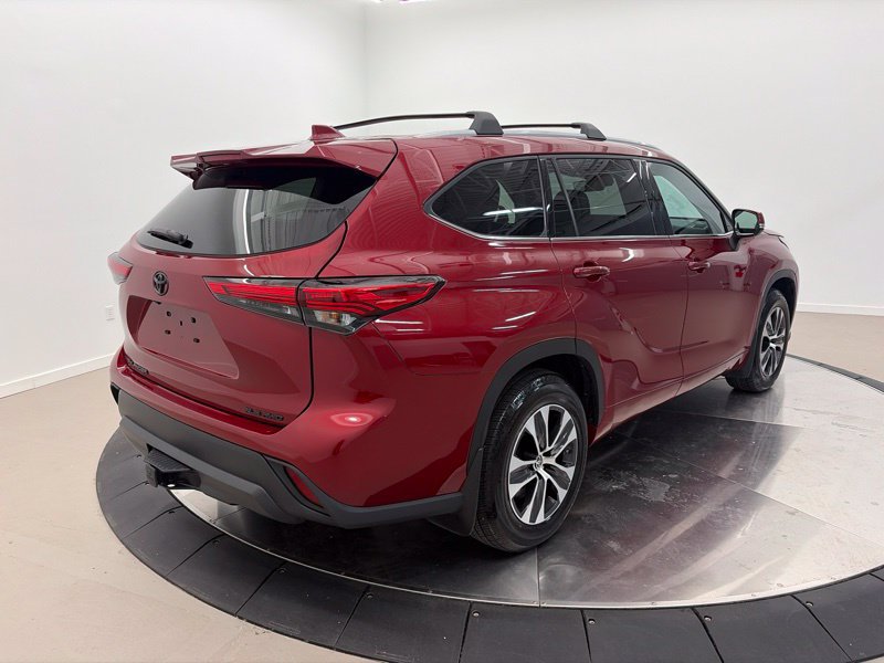 Used 2022 Toyota Highlander XLE AWD/4WD image 3