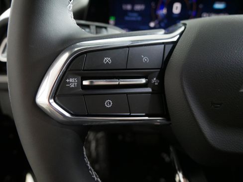 Used 2025 Chevrolet Traverse LT image 27