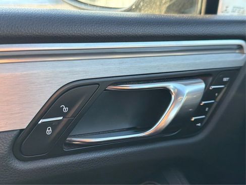 Used 2017 Porsche Macan Turbo image 33