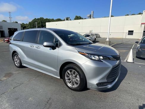 Used 2021 Toyota Sienna LE FWD image 40