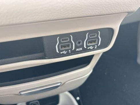Used 2023 Chrysler Pacifica Touring-L image 32