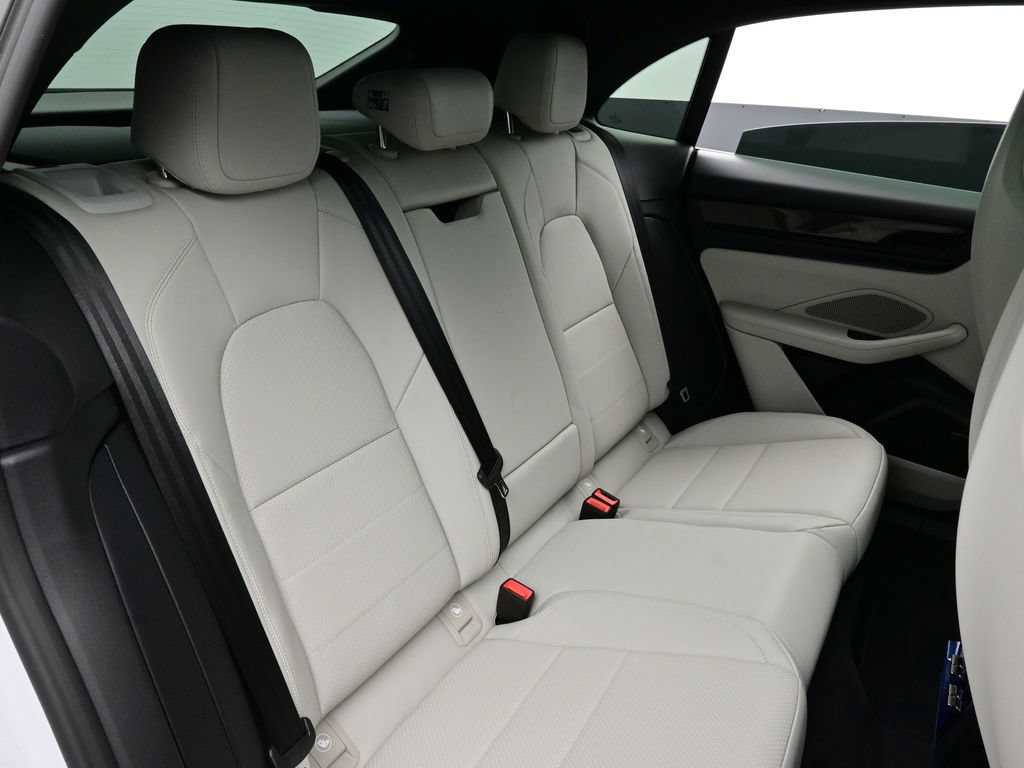 Certified 2025 Porsche Macan Turbo Electric AWD/4WD image 17