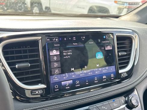 Used 2025 Chrysler Pacifica Limited image 21