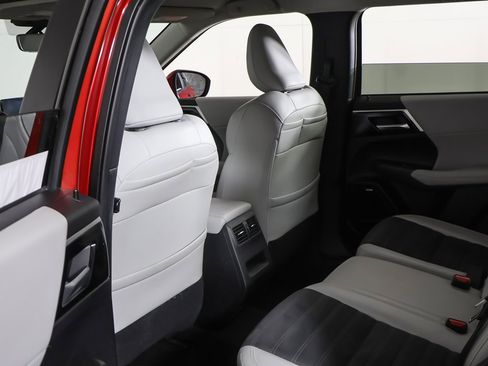 Used 2025 Mitsubishi Outlander SE image 28