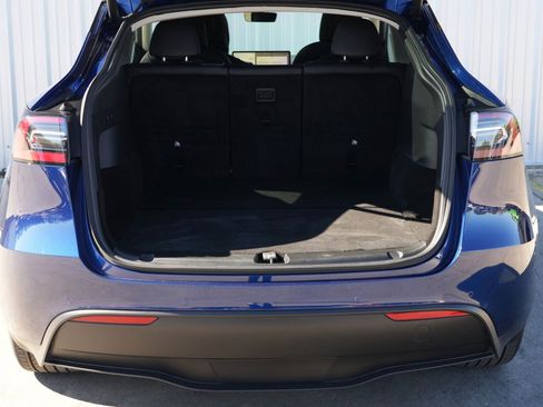 Used 2022 Tesla Model Y Long Range image 10