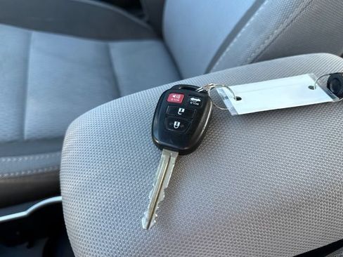 Used 2018 Toyota Corolla LE FWD image 28