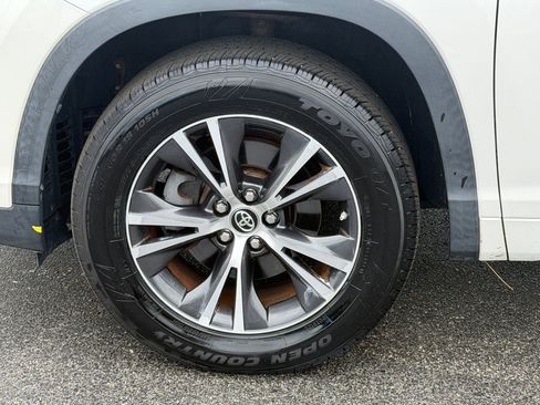 Used 2017 Toyota Highlander LE image 11