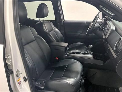 Used 2018 Toyota Tacoma TRD Sport AWD/4WD image 36