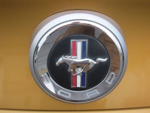 Used 2010 Ford Mustang Convertible image 32