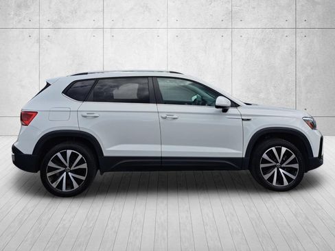 Used 2024 Volkswagen Taos SE FWD image 4