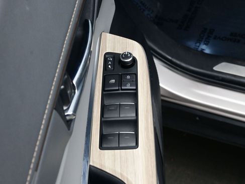 Used 2022 Toyota Venza XLE image 10