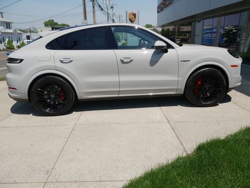 New 2026 Porsche Cayenne Turbo AWD/4WD image 9