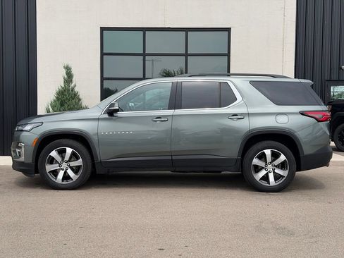 Used 2022 Chevrolet Traverse LT w/ LT Premium Package AWD/4WD image 2