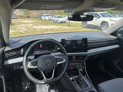 Used 2025 Volkswagen Jetta SE FWD image 35