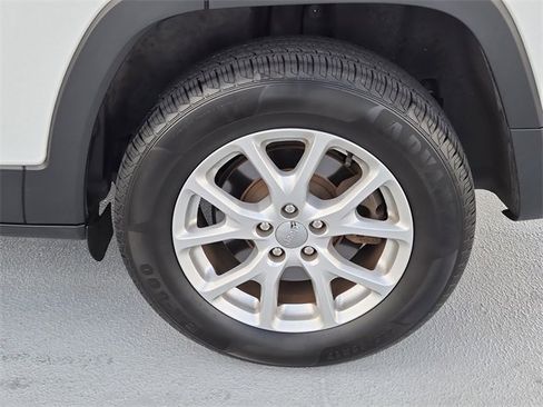 Used 2015 Jeep Cherokee Latitude w/ Cold Weather Group image 11