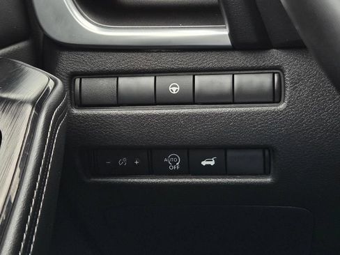 Used 2025 Nissan Rogue SV FWD image 24