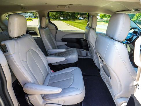 Used 2021 Chrysler Pacifica Touring-L FWD image 42