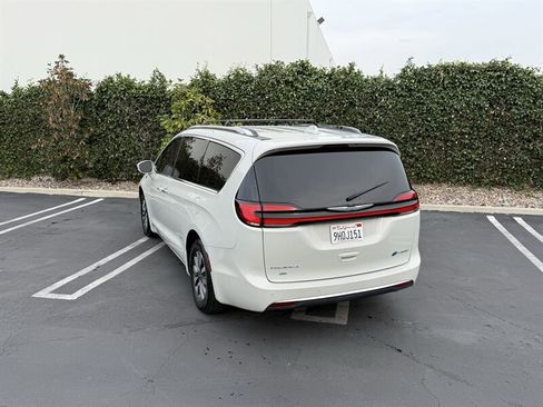Used 2021 Chrysler Pacifica Touring-L image 11