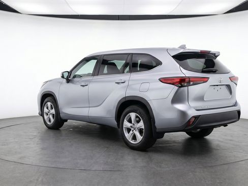 Used 2025 Toyota Highlander LE FWD image 6